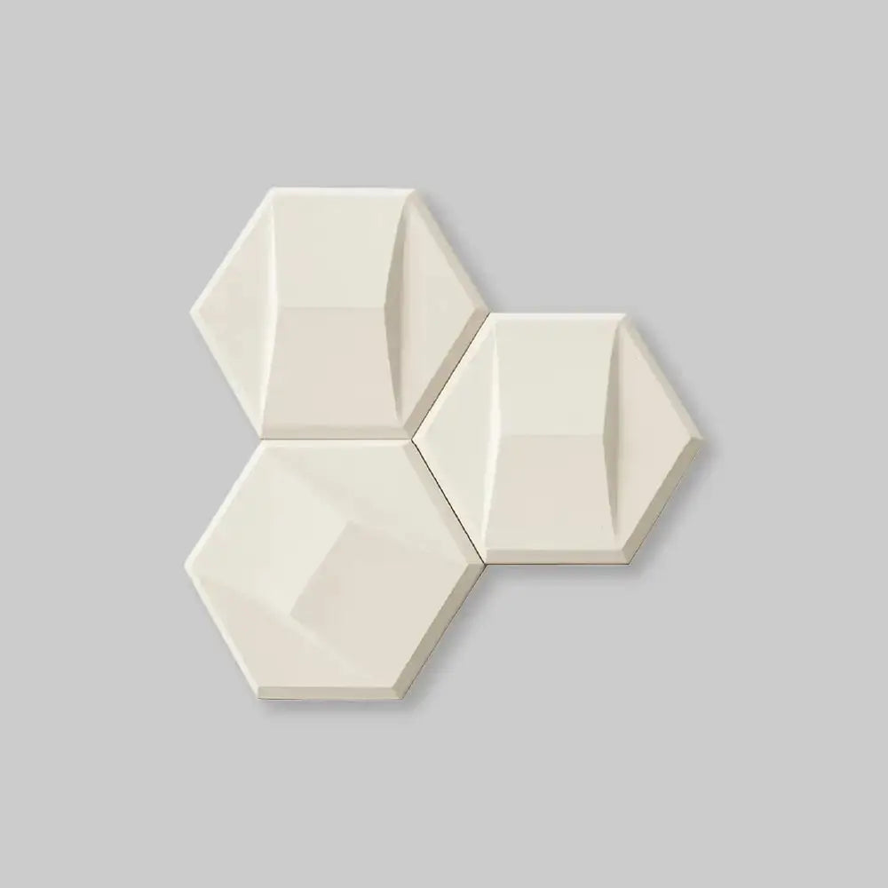 Three hexagonal tiles on a gray background tile center marble -la tienda de mármol
lugar del mármol
encimeras de mármol
fábrica de mármol cerca de mí
azulejos y mármoles